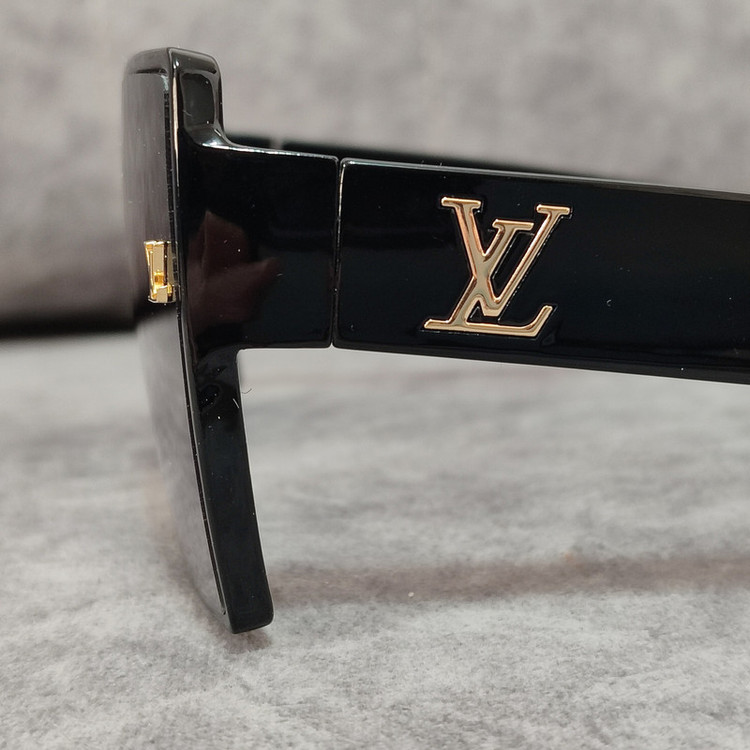 عینک آفتابی زنانه مدل مربع کائوچو کد 37 UV400