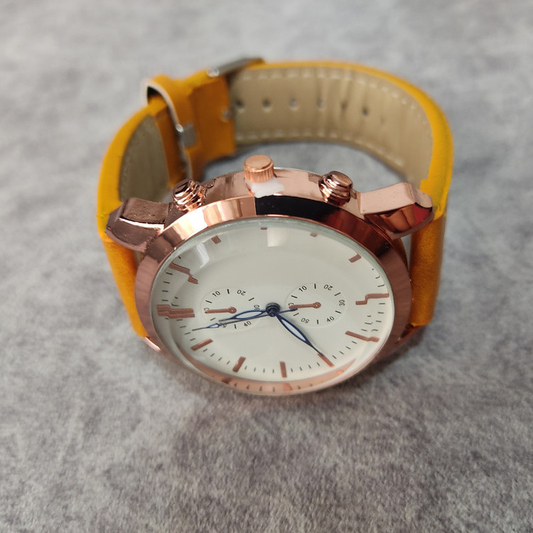 ساعت مچی عقربه ای مدل بند چرمی کد 004